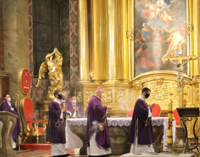 Zdjęcia  z Mszy Świętej w Bazylice Katedralnej z okazji Środy Popielcowej 2021